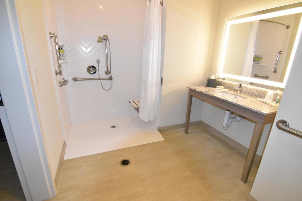Holiday Inn - Kansas City - Northeast By Ihg Ngoại thất bức ảnh