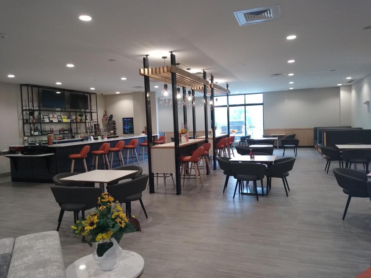 Holiday Inn - Kansas City - Northeast By Ihg Ngoại thất bức ảnh